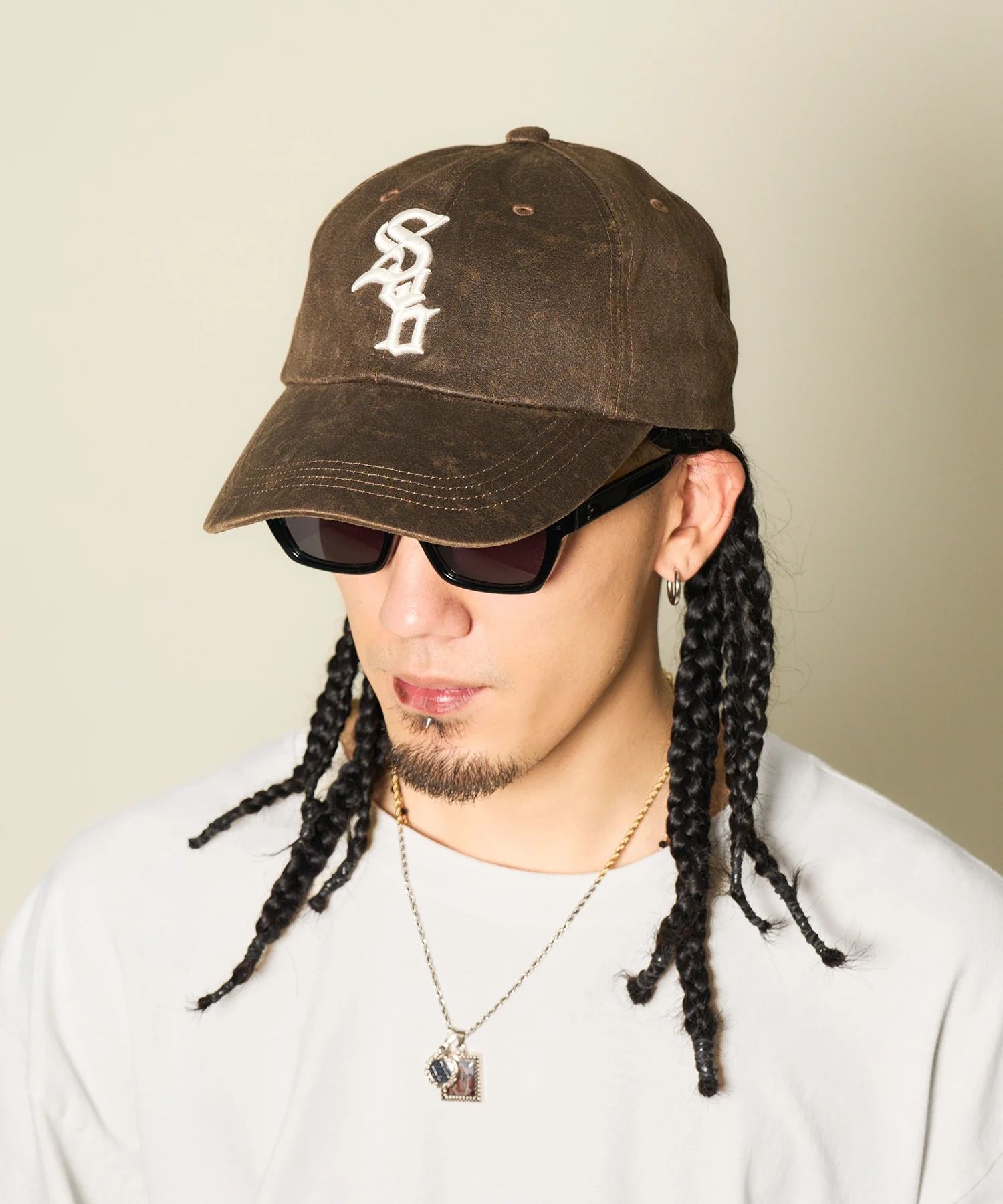 Fade faux leather cap