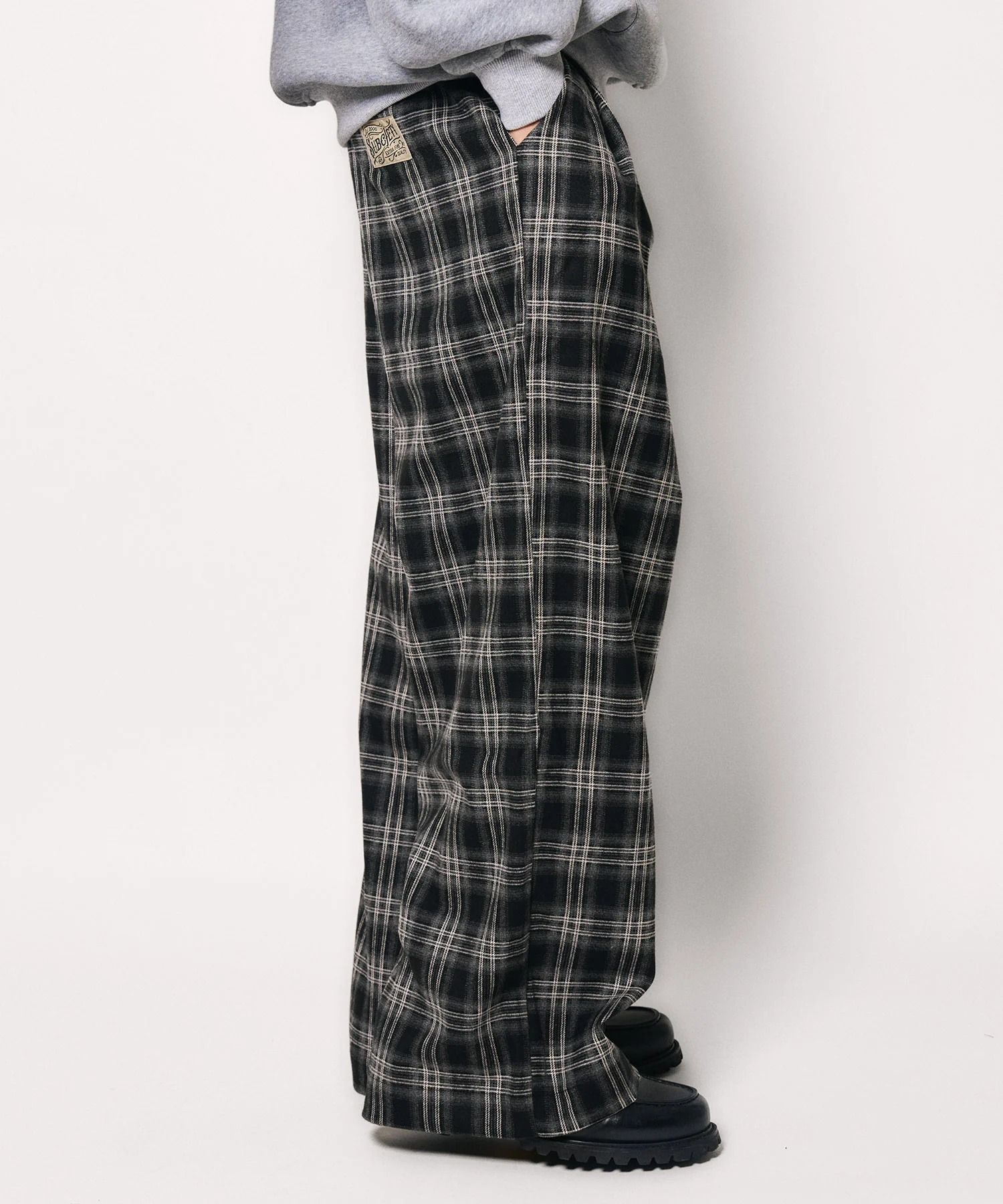 Wide straight check slacks