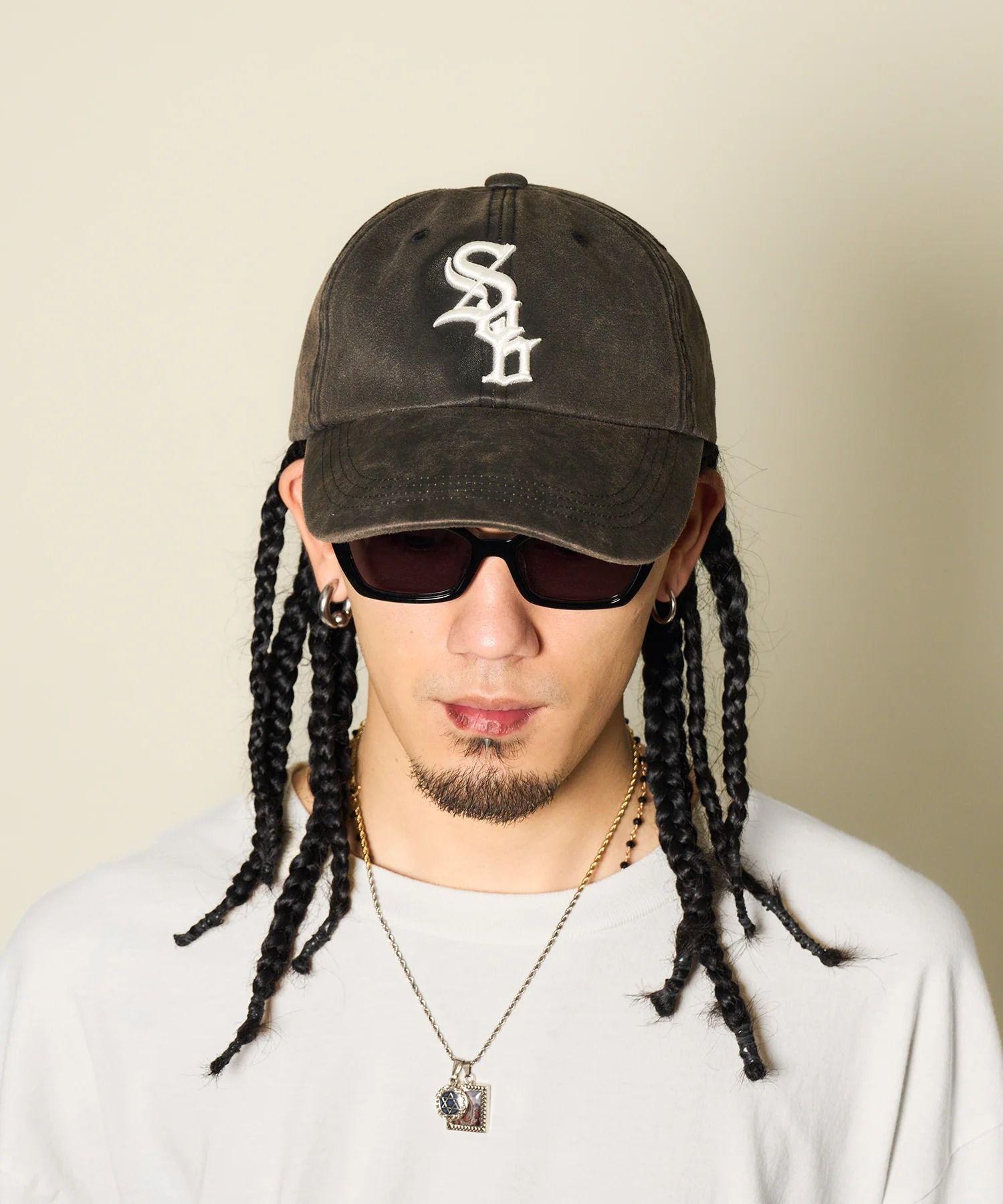 Fade faux leather cap