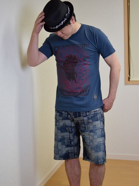 Tシャツ1枚でもとことんROCKに!