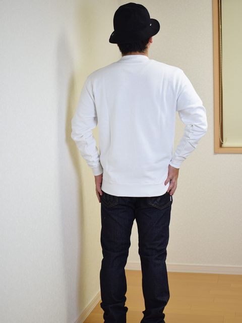トレーナーも白で!