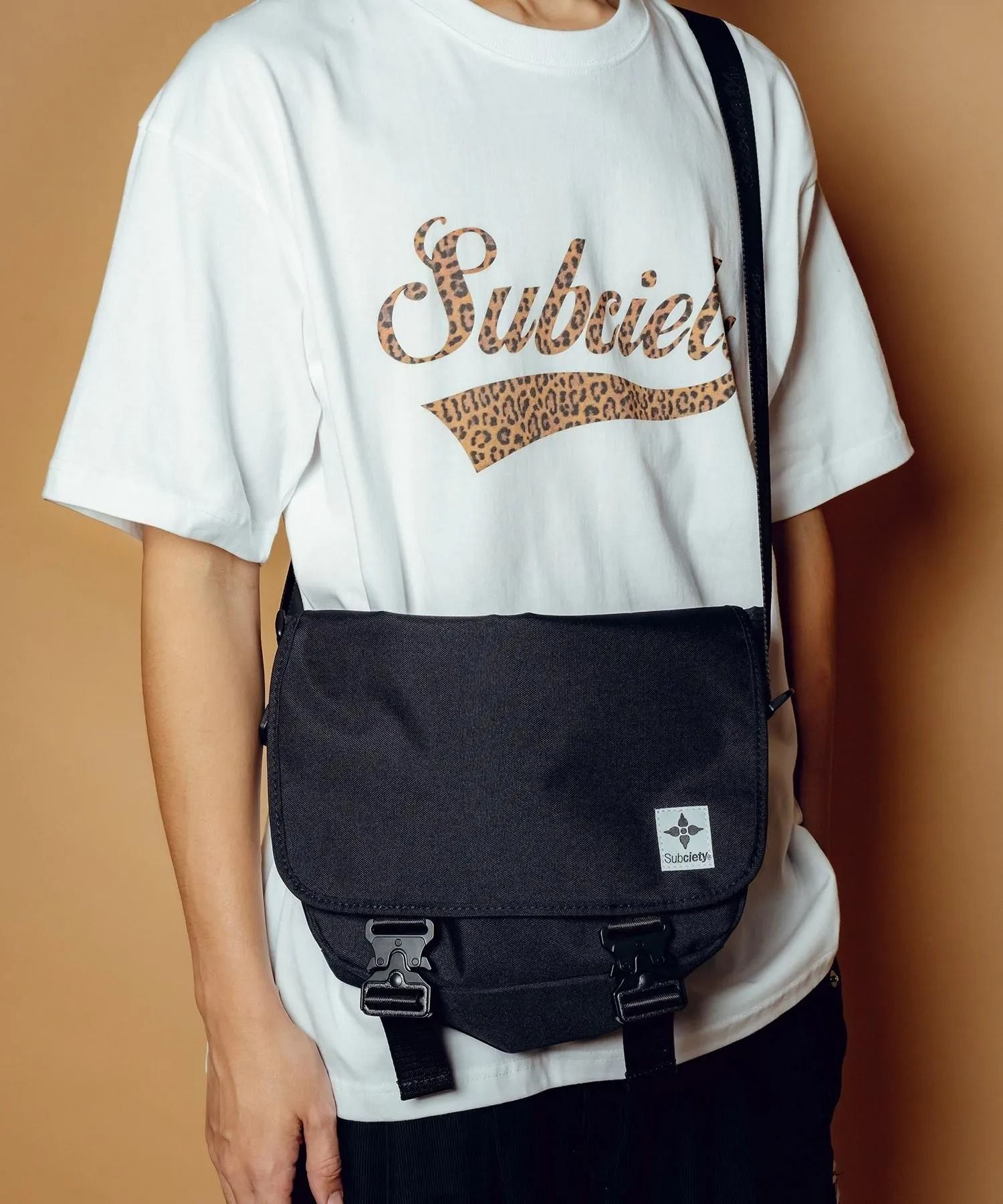 Metal buckle shoulder bag