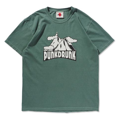 山脈の上にヤギTEE