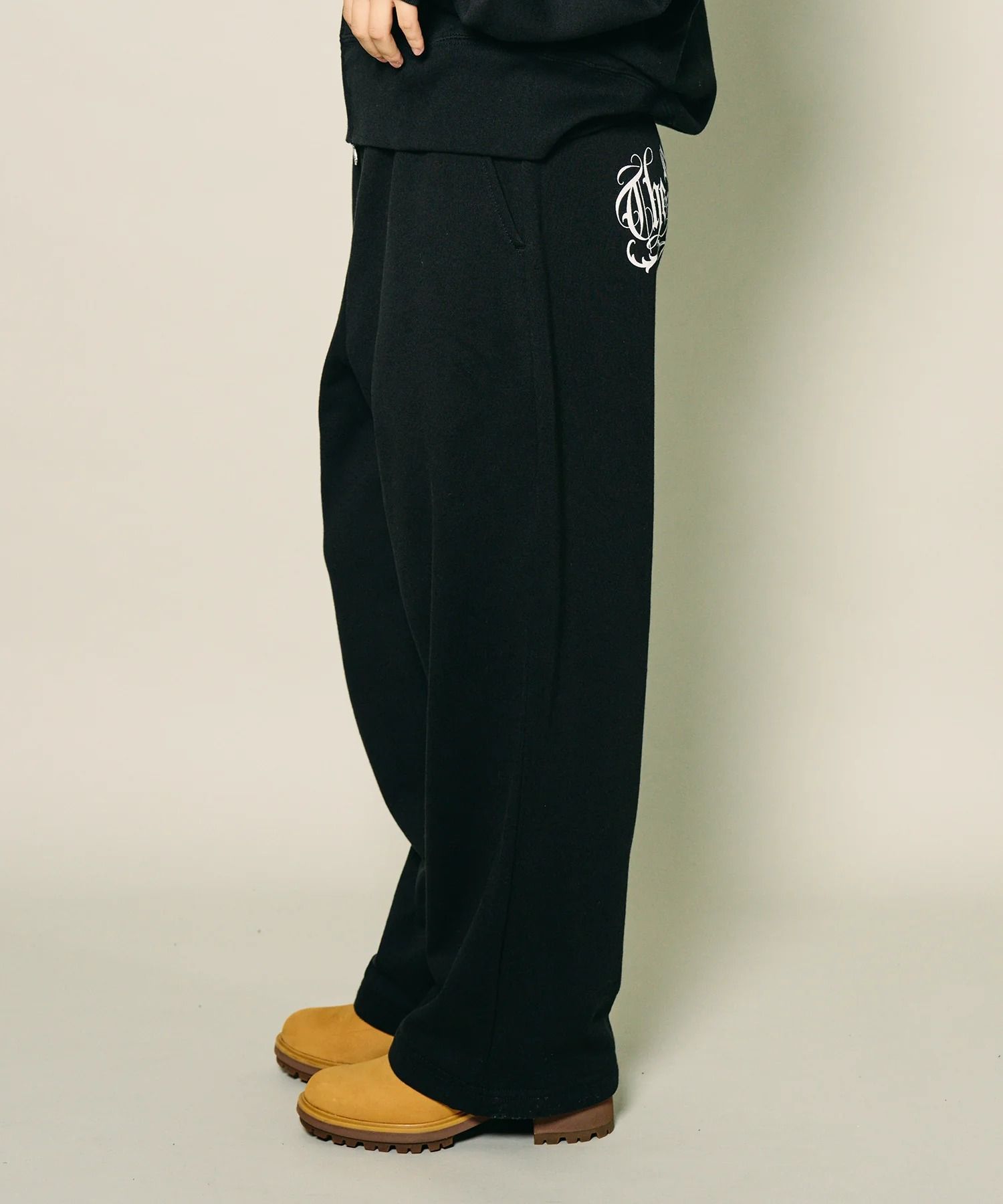 Wide sweatpants