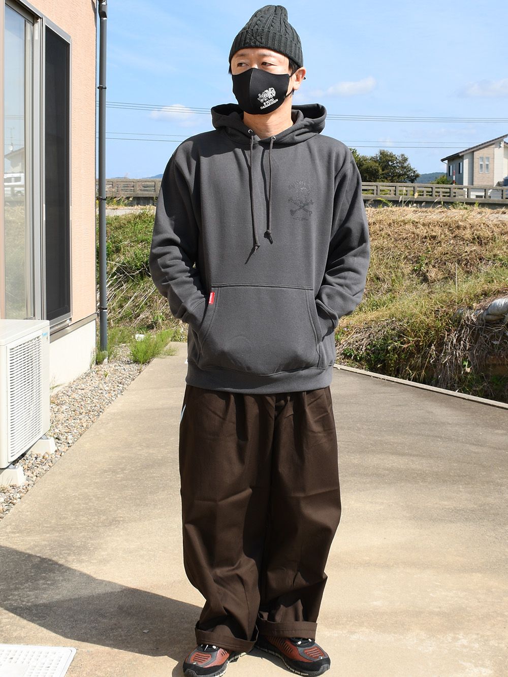 CONSPICUOUS TUCK-PANTS