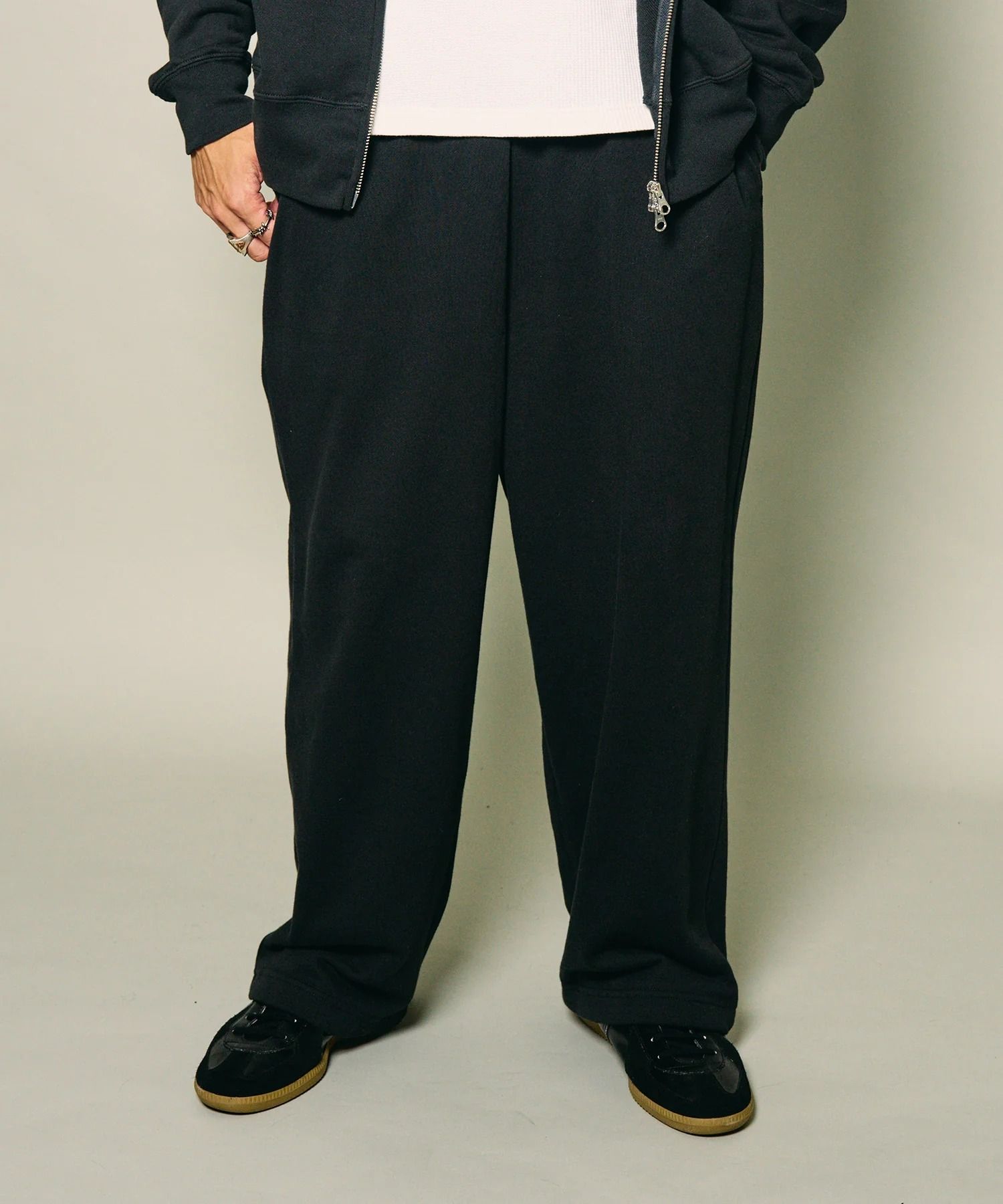 Wide sweatpants