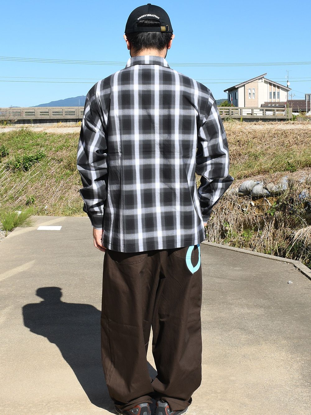 ボタンの開け閉めで様々なコーデが楽しめる！