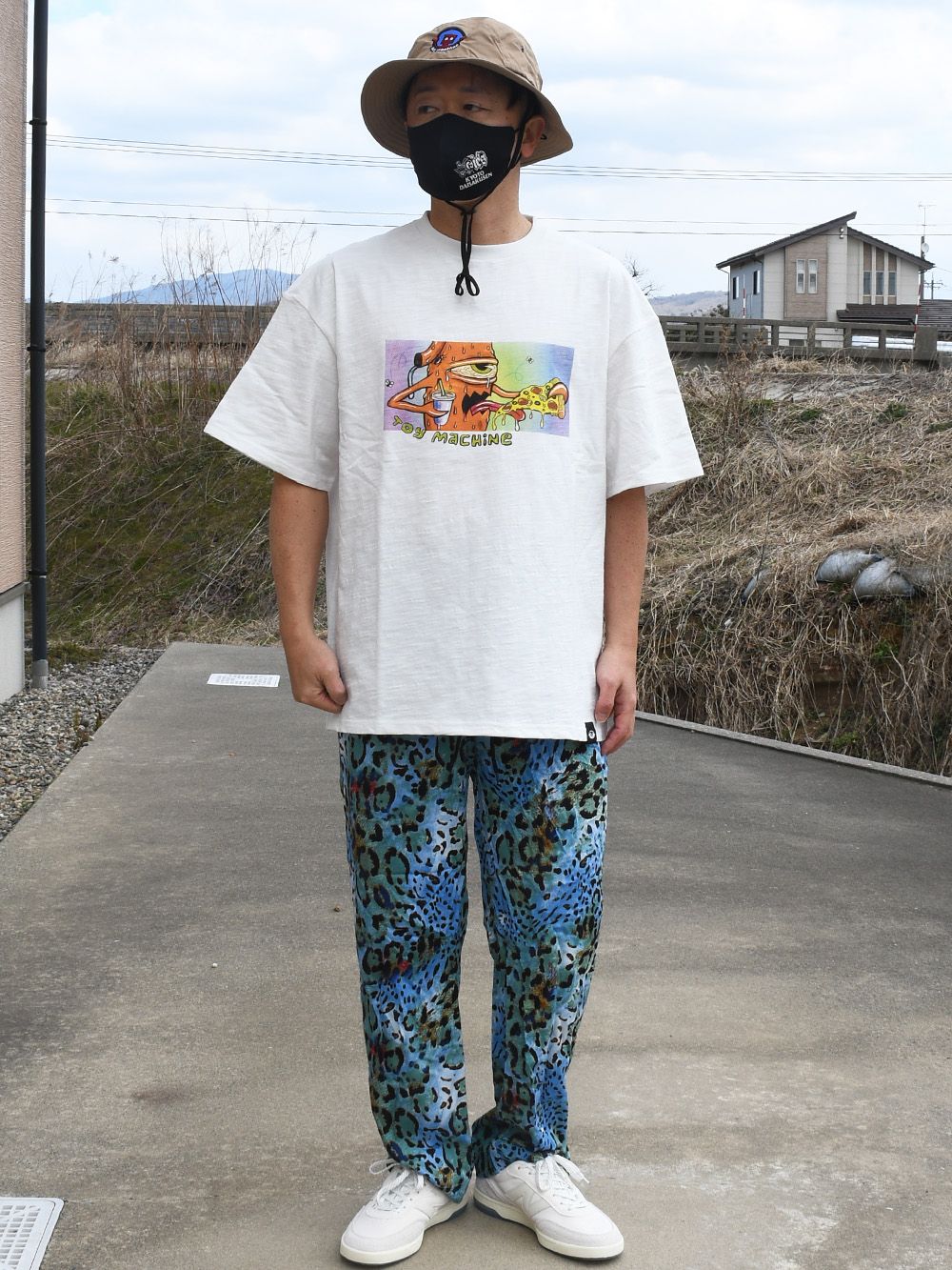 ゆったり目のシルエットに、鮮やかなフルカラープリントされた夏満喫しまくりなSECTが顔がまた良き！