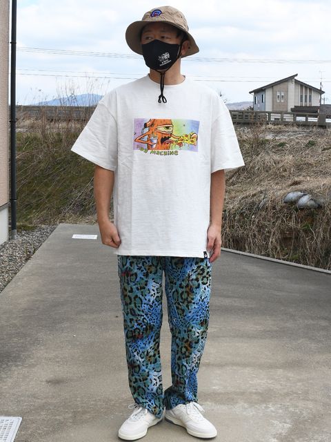 ゆったり目のシルエットに、鮮やかなフルカラープリントされた夏満喫しまくりなSECTが顔がまた良き！