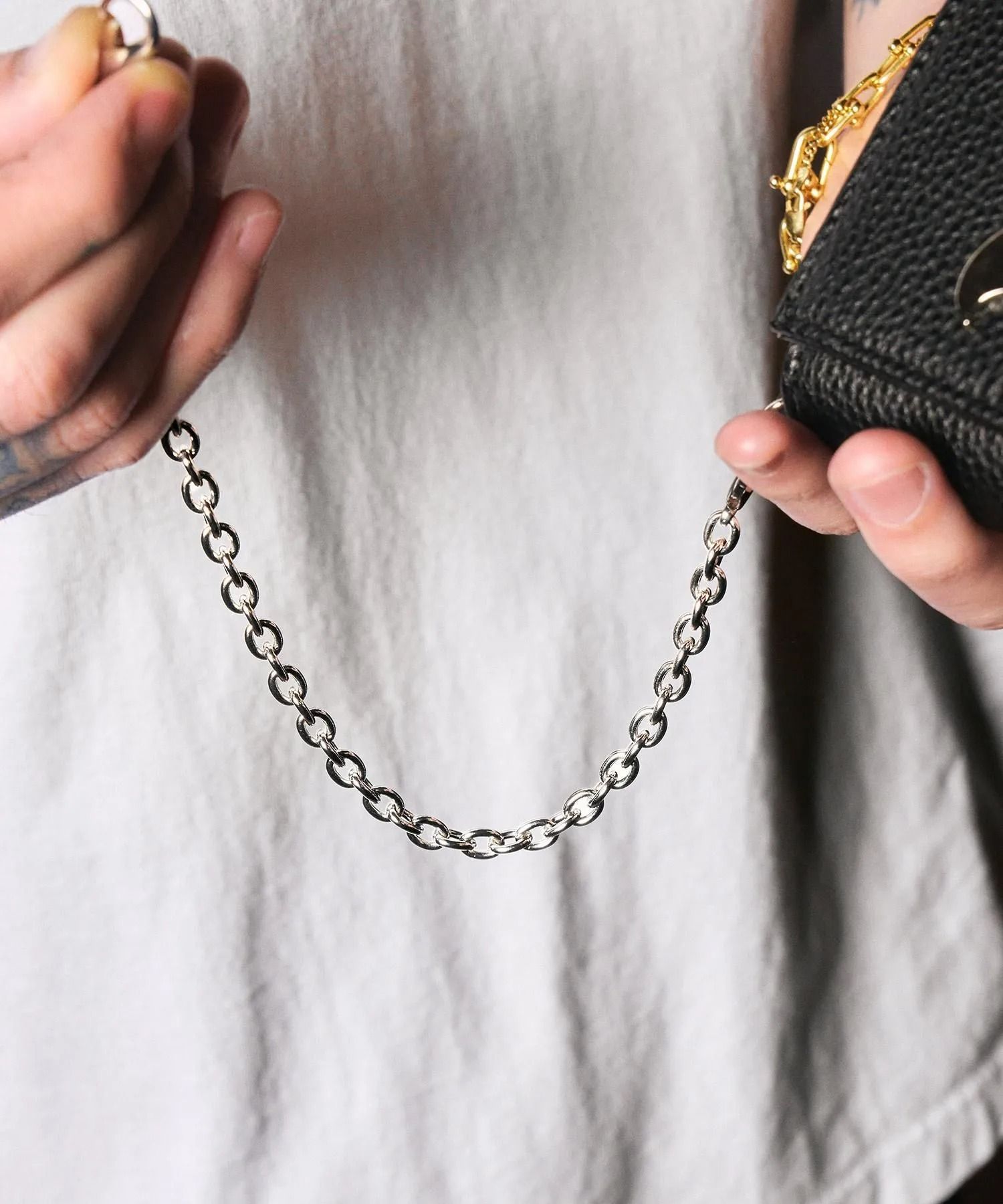 Logo plate leather wallet
