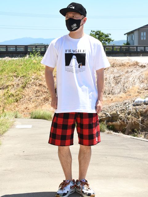 シュールなトップスと鮮やかなチェック柄の組み合わせがいい感じです！
