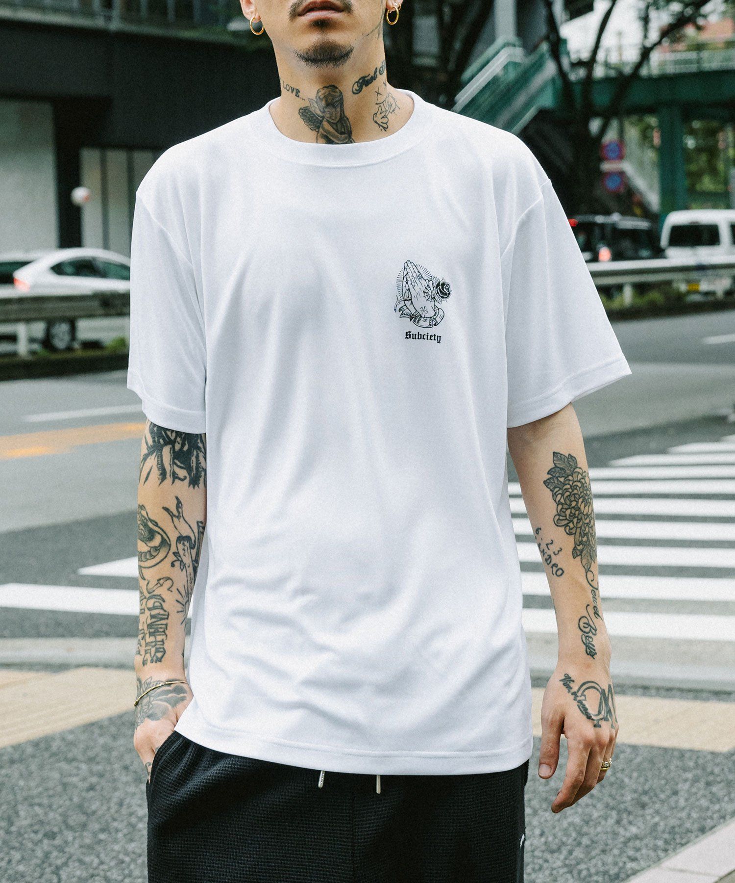 DRY TEE S/S-PRAYING HANDS-