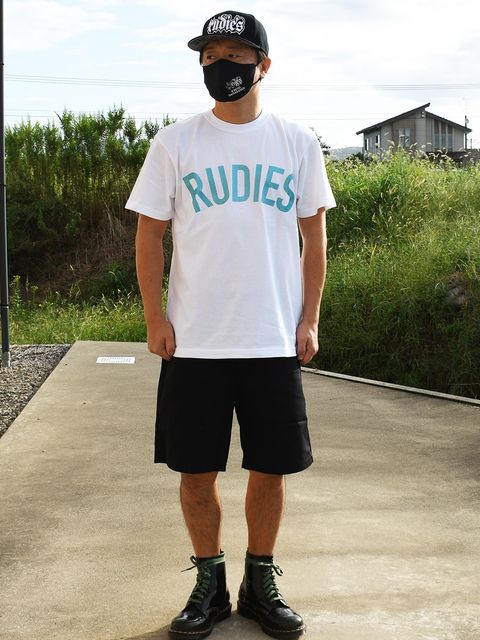 どこか平成を感じるようなグリッターロゴは  平成で青春を過ごした自分にはとても響く1枚なのです。