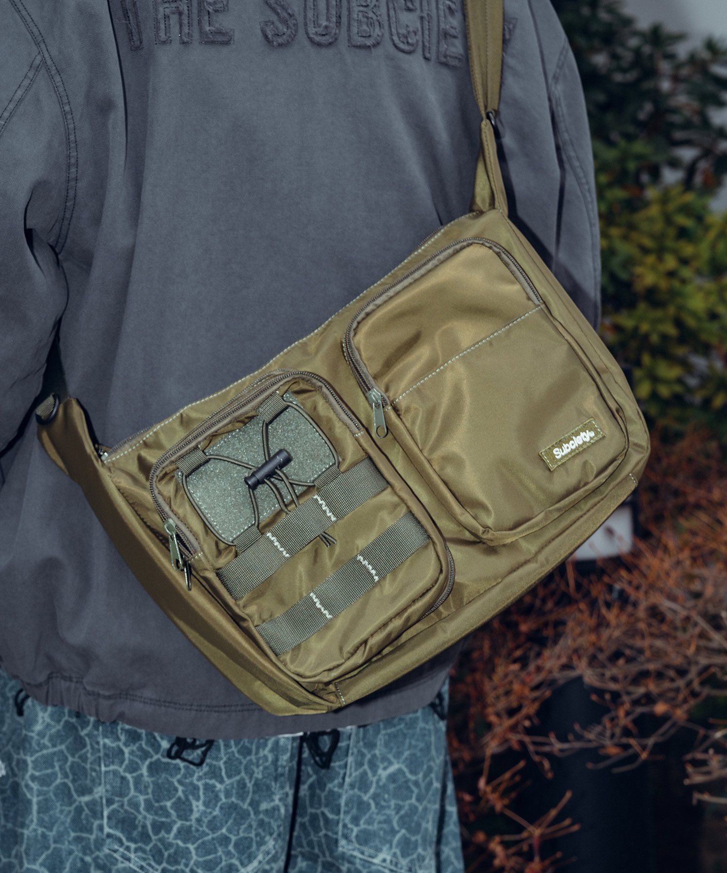 Double pocket shoulder bag