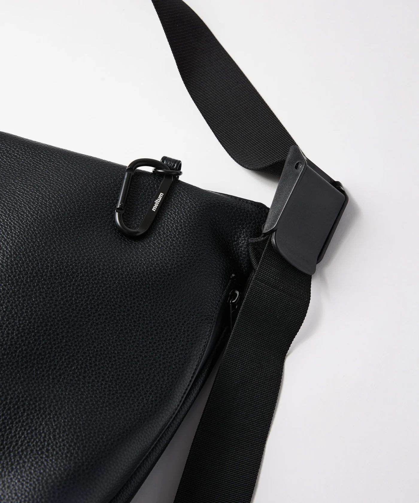 LEATHER MESSENGER BAG (M)/ レザー メッセンジャーバッグ / ブラック /  MTM-BG-0382-25-D