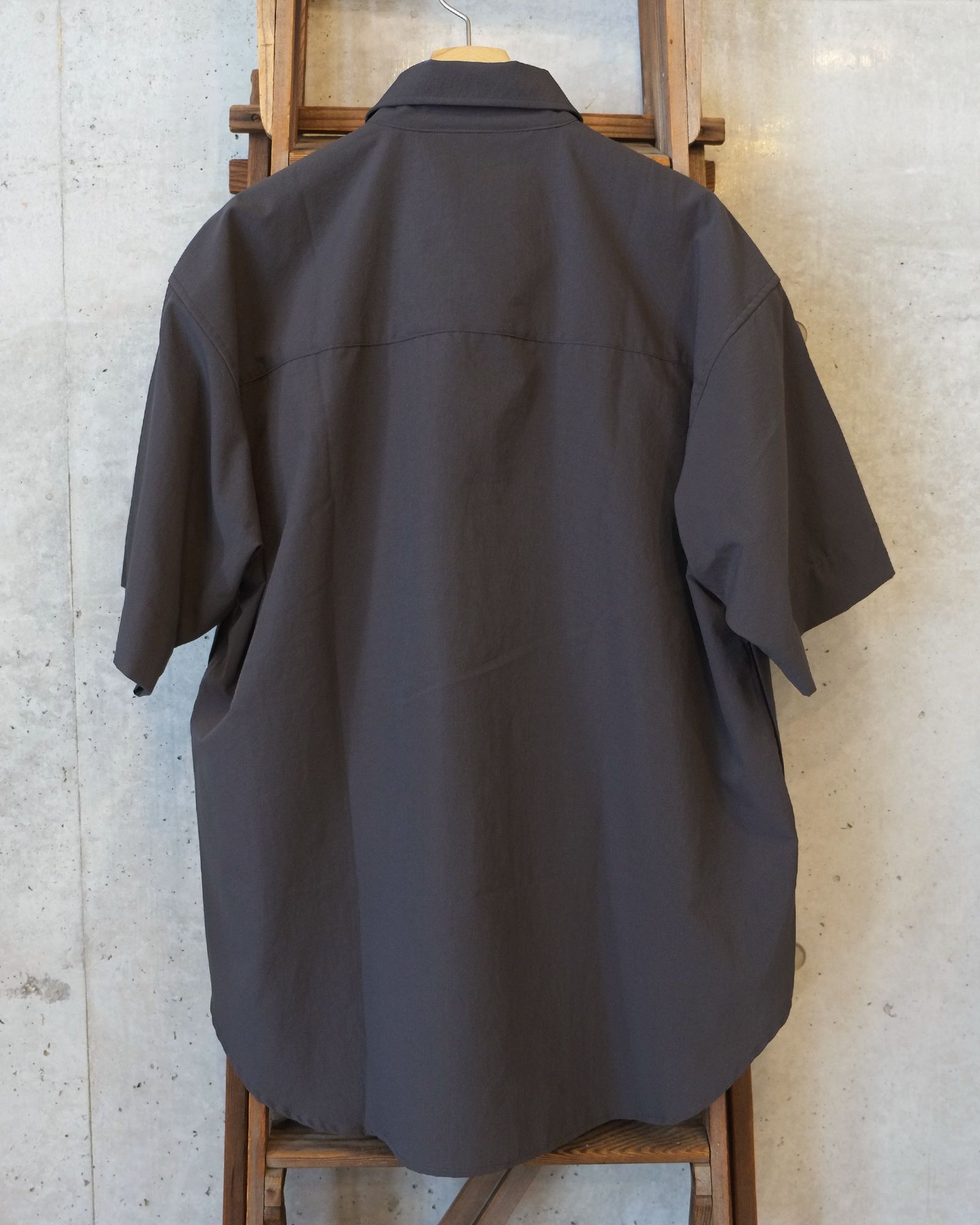 Breathable Side Slit S/S SH / ショートスリーブ シャツ / チャコール / MW-SH26105