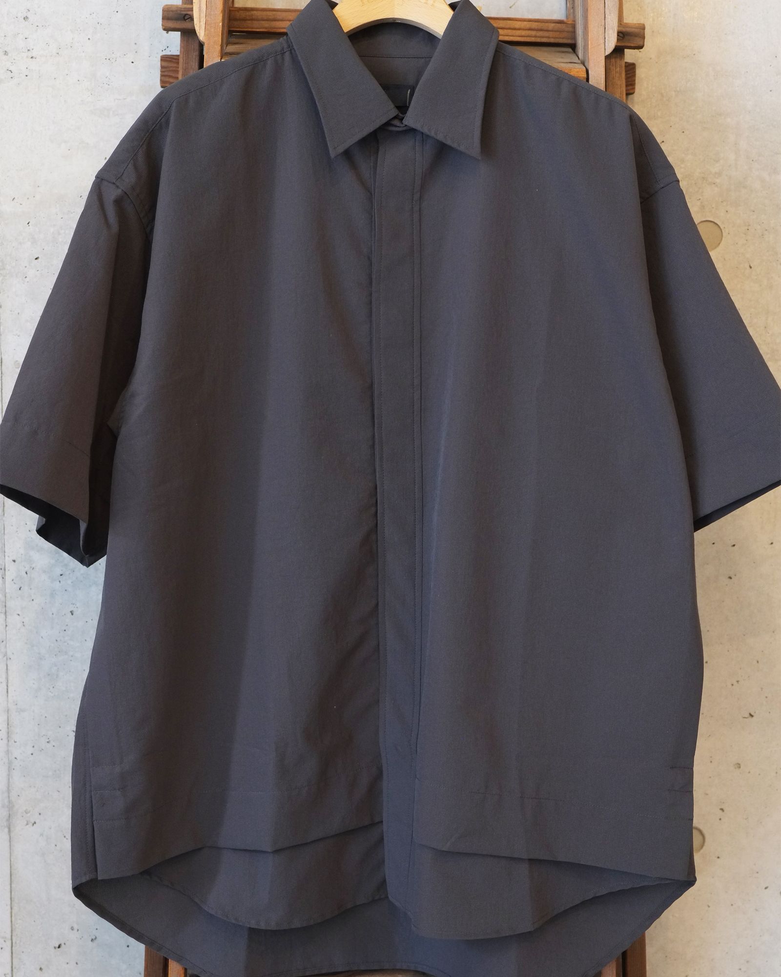 Breathable Side Slit S/S SH / ショートスリーブ シャツ / チャコール / MW-SH26105