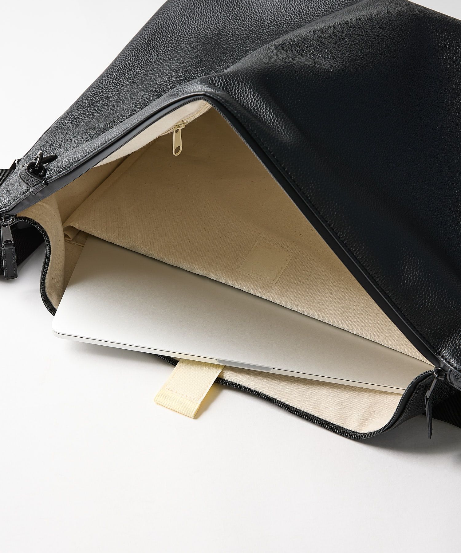 LEATHER MESSENGER BAG / レザー メッセンジャーバッグ / ブラック /  MTM-BG-0304-25-D