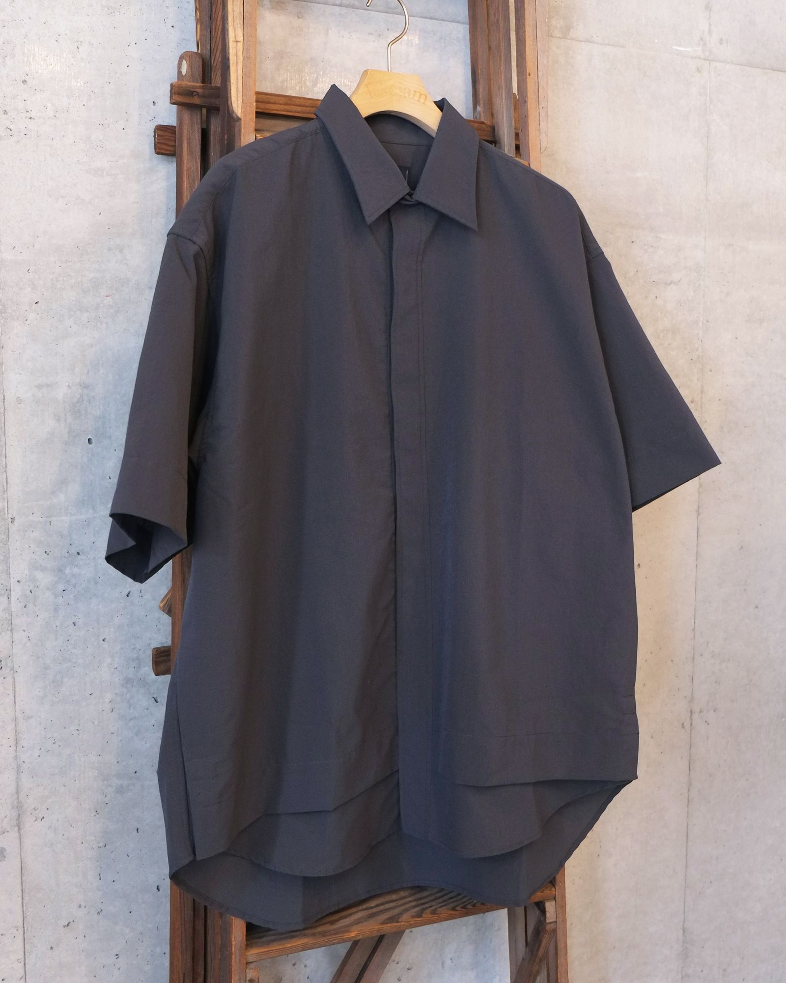 Breathable Side Slit S/S SH / ショートスリーブ シャツ / チャコール / MW-SH26105