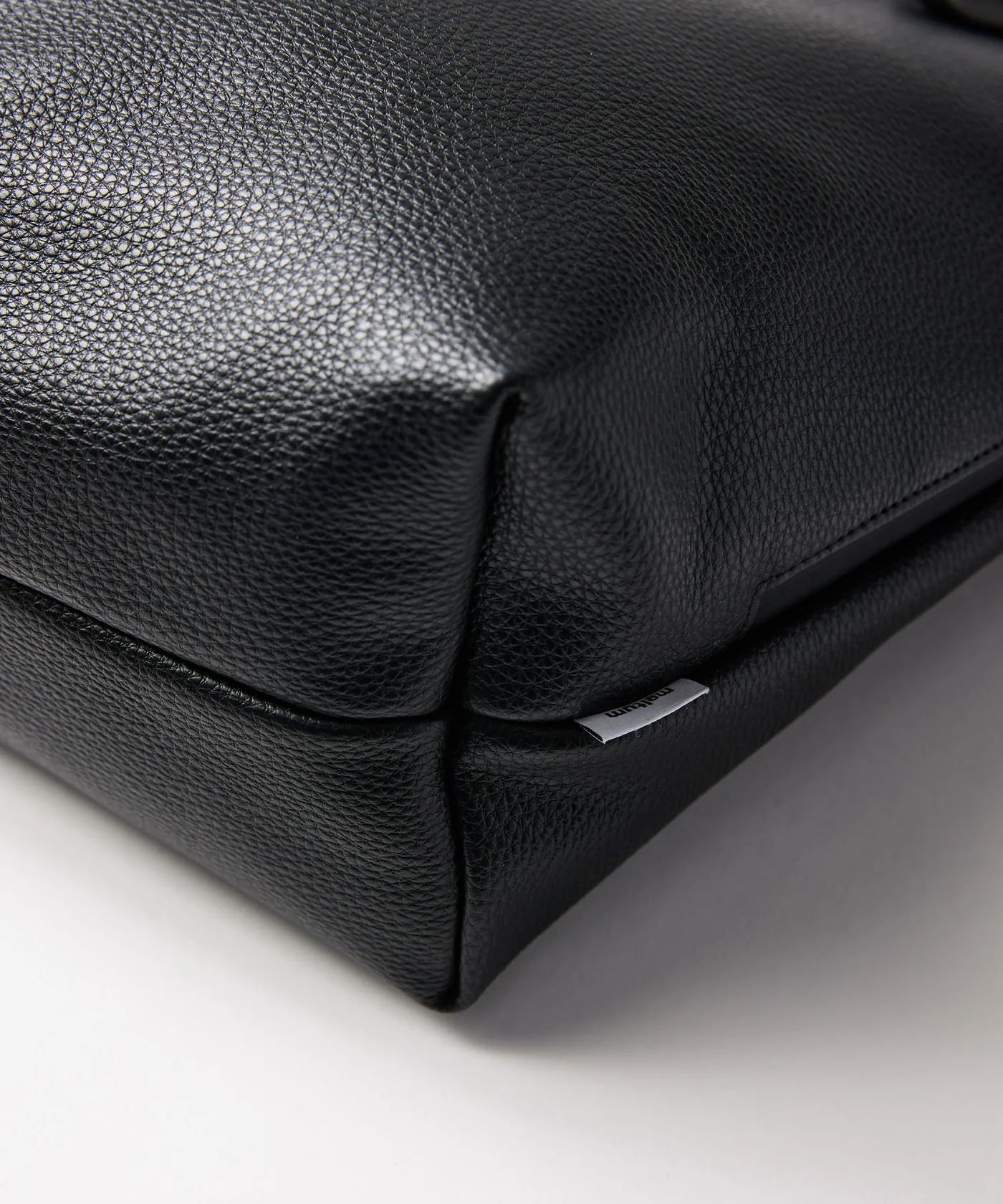 LEATHER MESSENGER BAG (M)/ レザー メッセンジャーバッグ / ブラック /  MTM-BG-0382-25-D