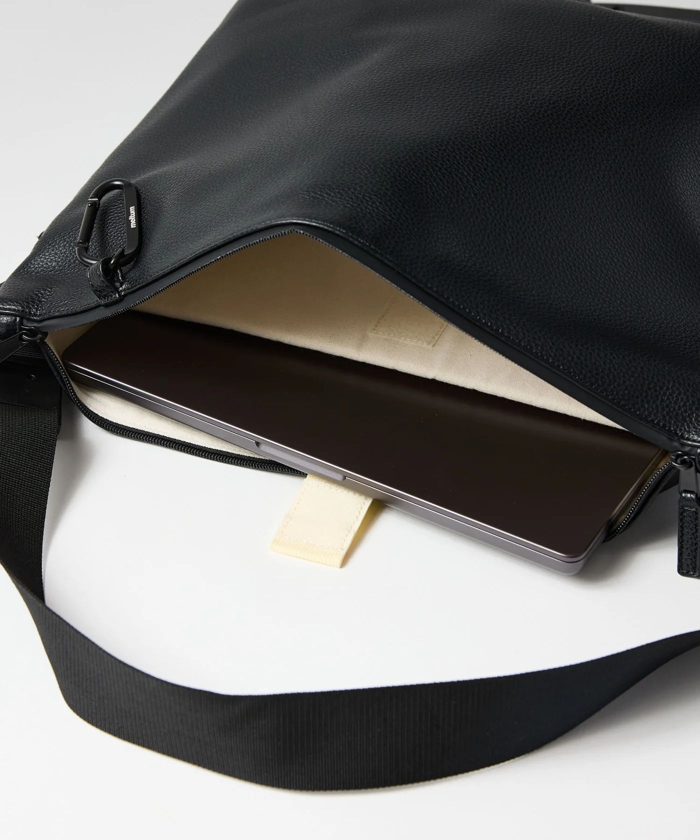 LEATHER MESSENGER BAG (M)/ レザー メッセンジャーバッグ / ブラック /  MTM-BG-0382-25-D