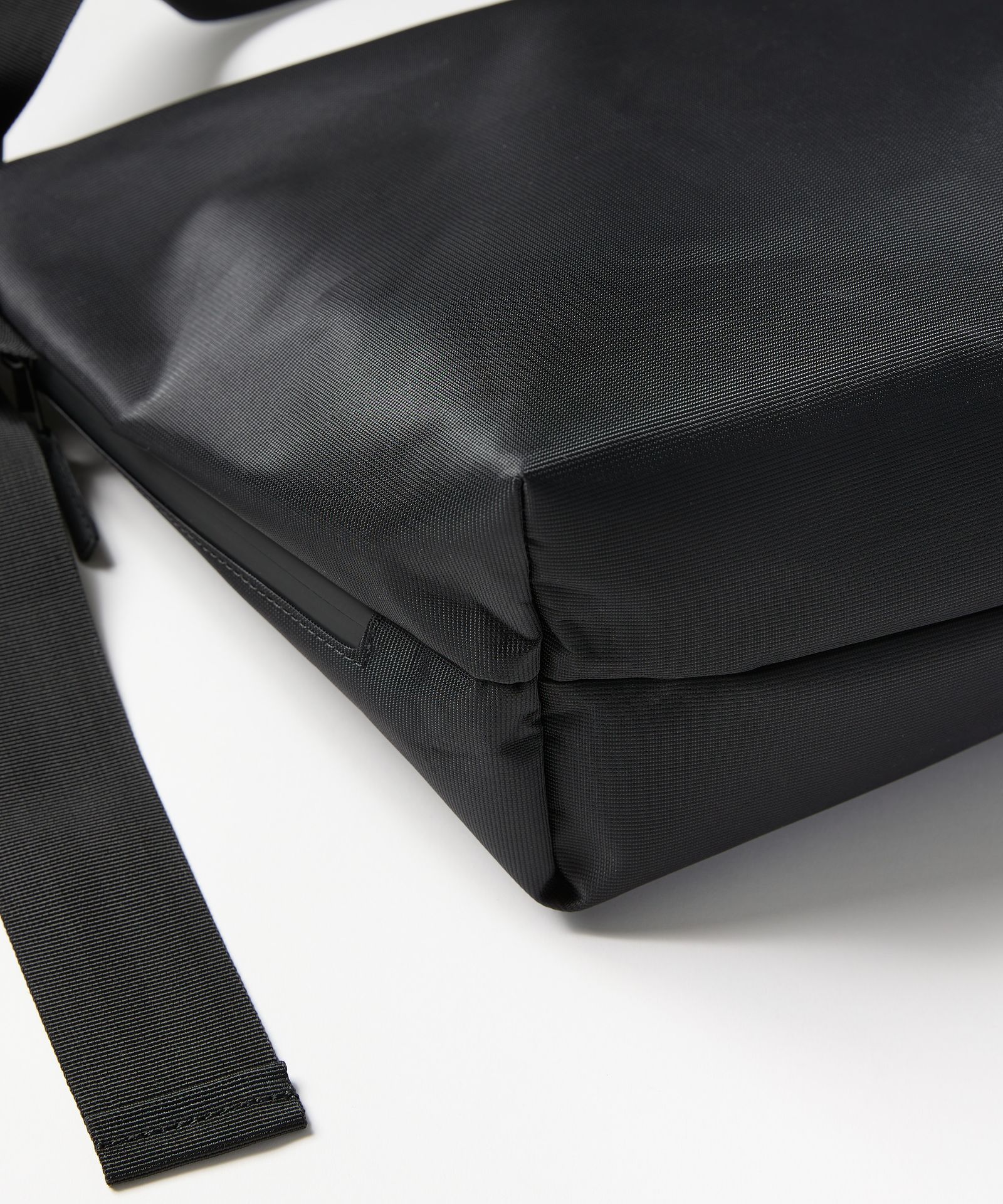 NYLON MESSENGER BAG (M) / ナイロン メッセンジャーバッグ / ブラック / MTM-BG-0320-26-A