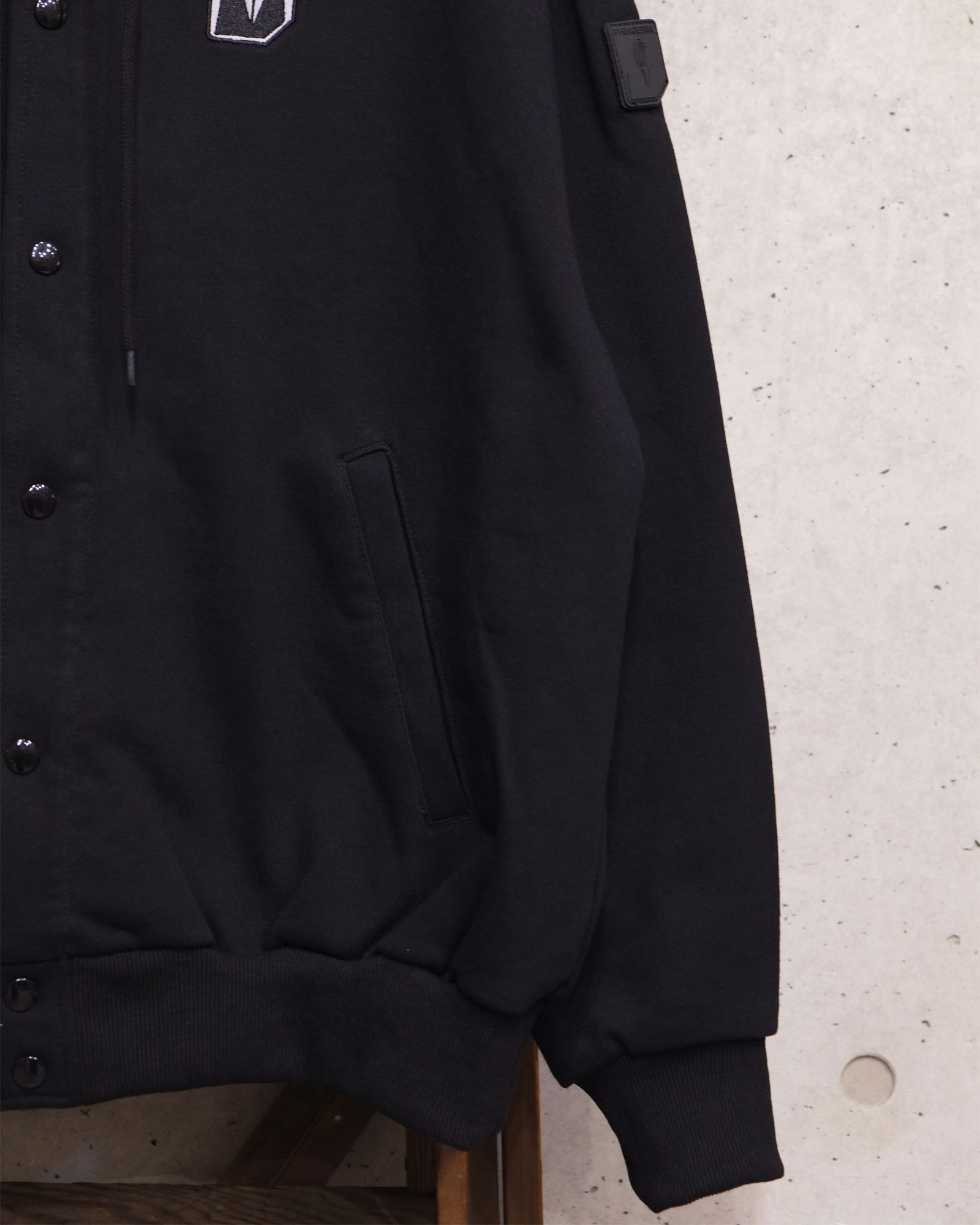 Visor Button Hoodie / ボタン パーカー / ブラック / PD-262-HCS-041
