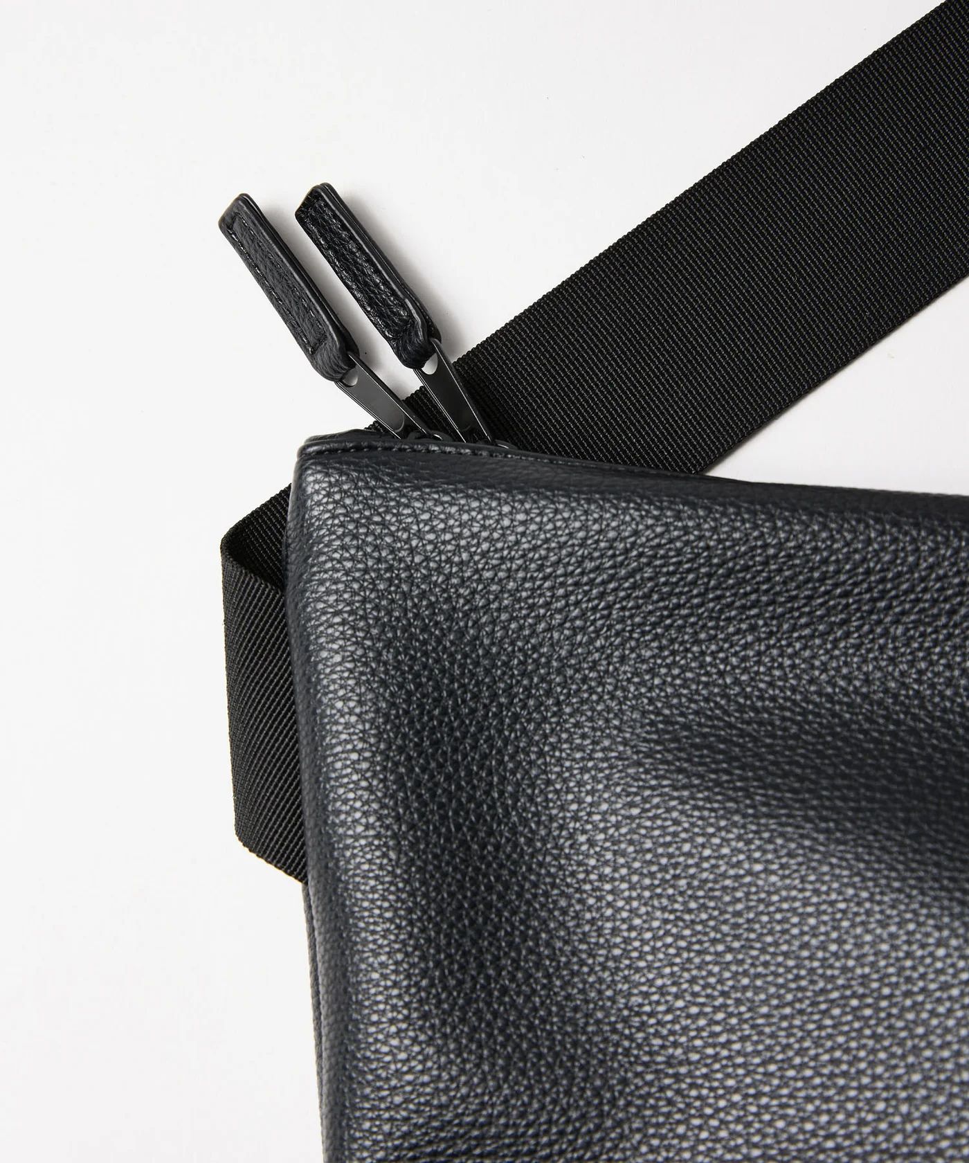 LEATHER MESSENGER BAG (M)/ レザー メッセンジャーバッグ / ブラック /  MTM-BG-0382-25-D