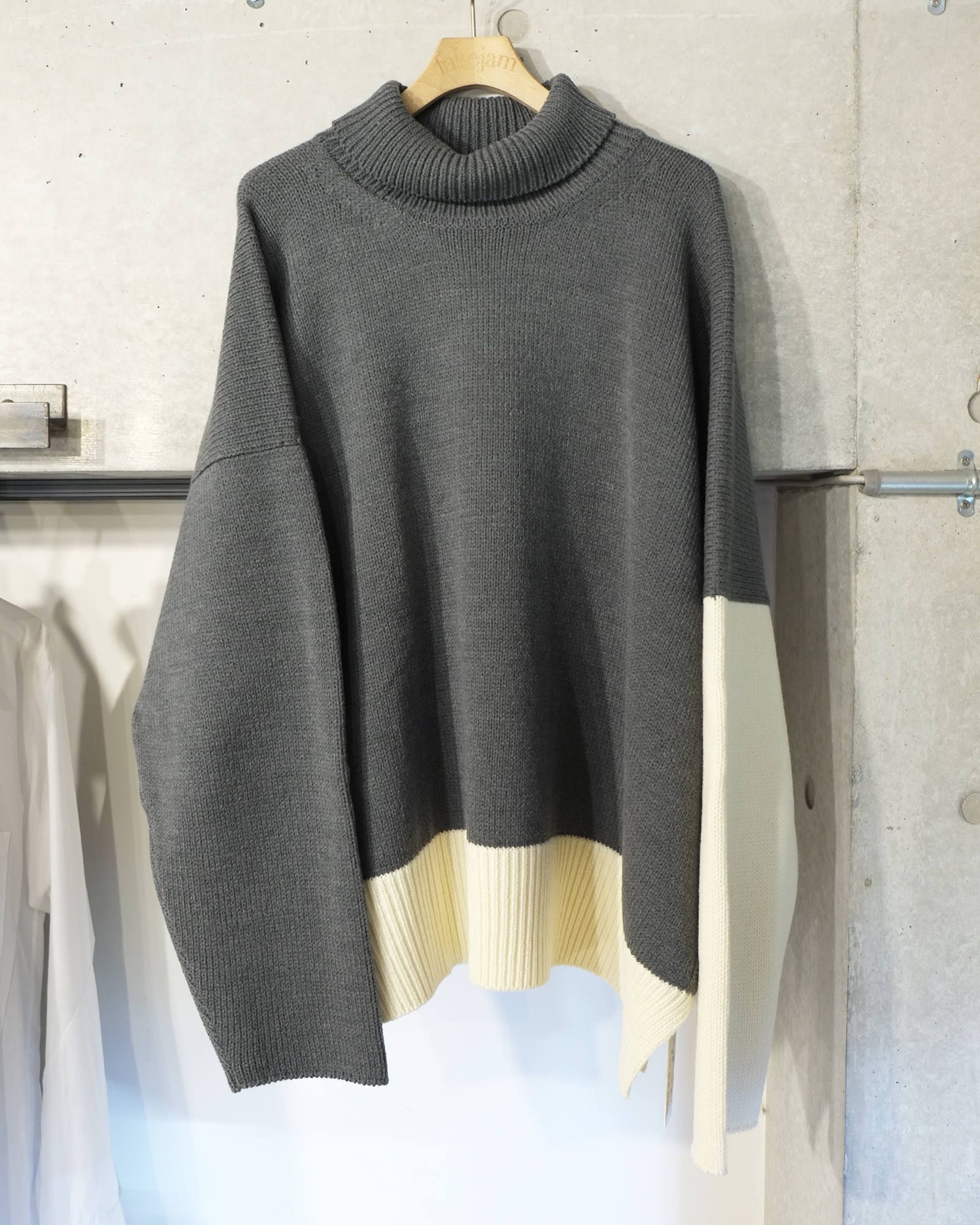 High neck by color knit