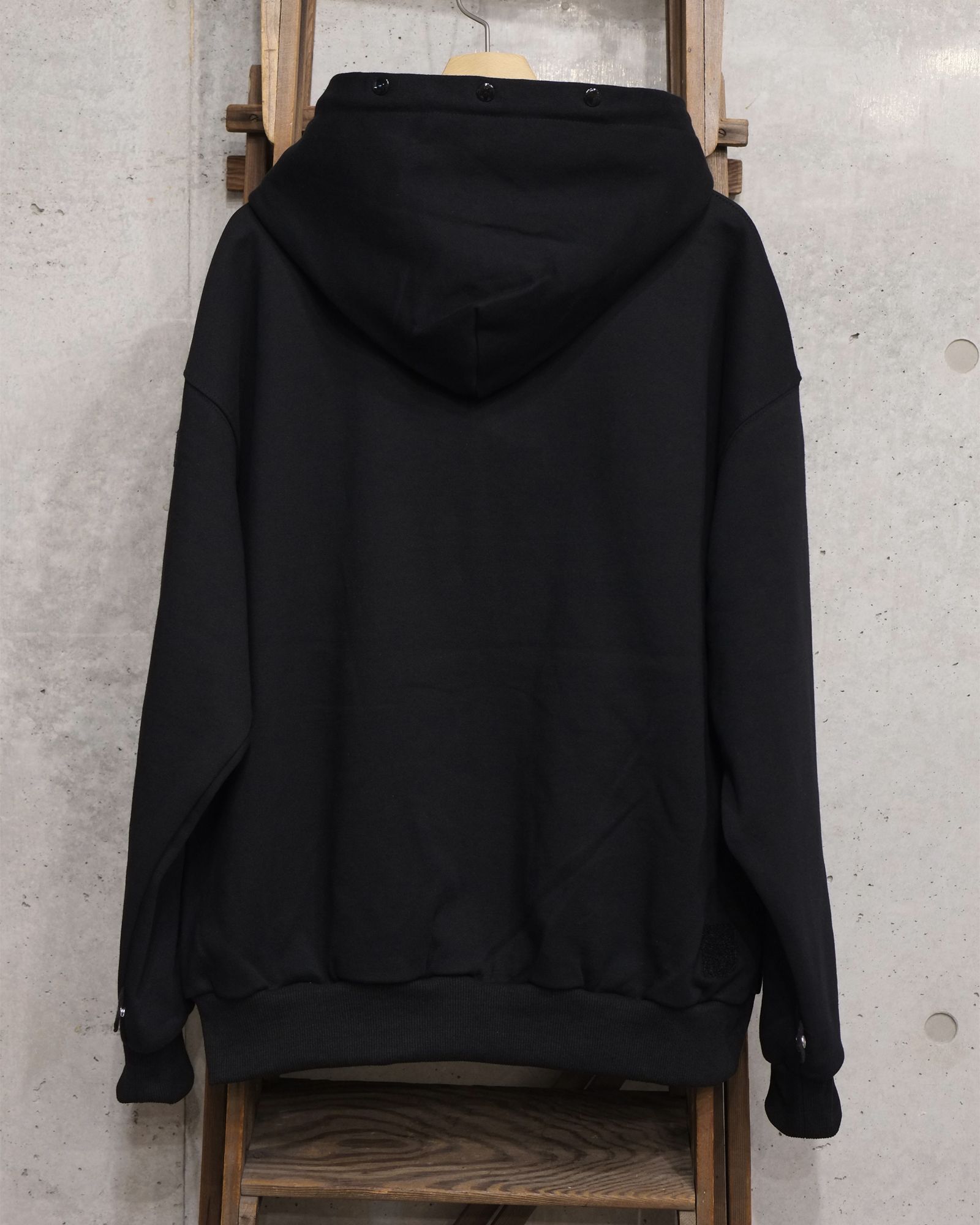 Visor Button Hoodie / ボタン パーカー / ブラック / PD-262-HCS-041