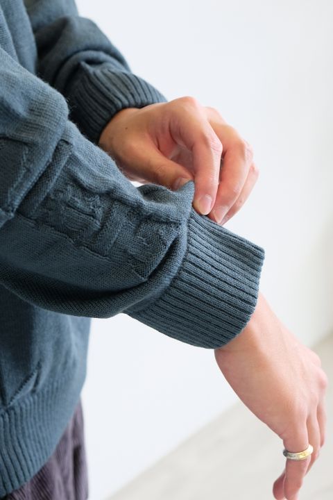 配色とシルエットで楽しむ秋のニットスタイル