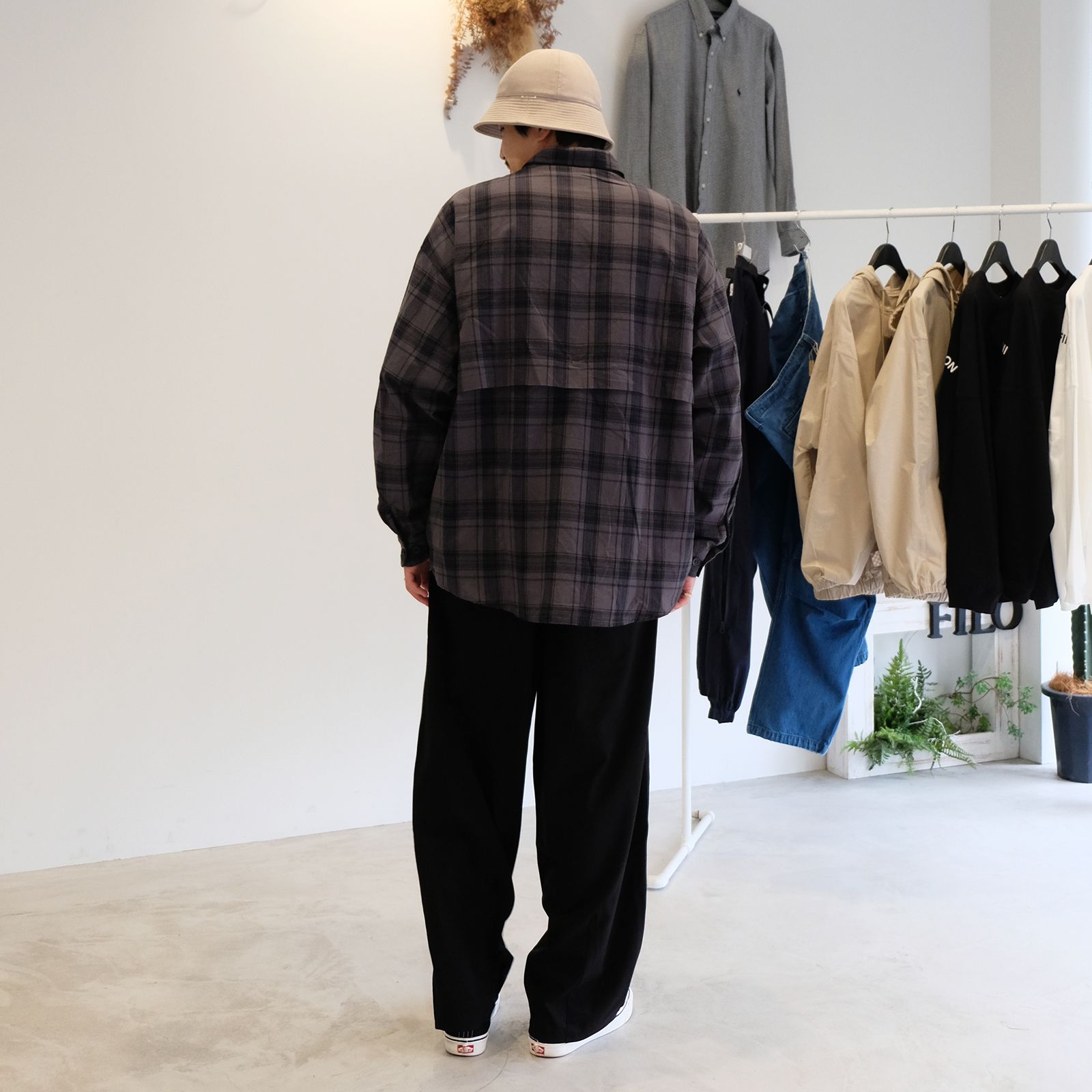 ストリートなチェックシャツを洗練された印象で