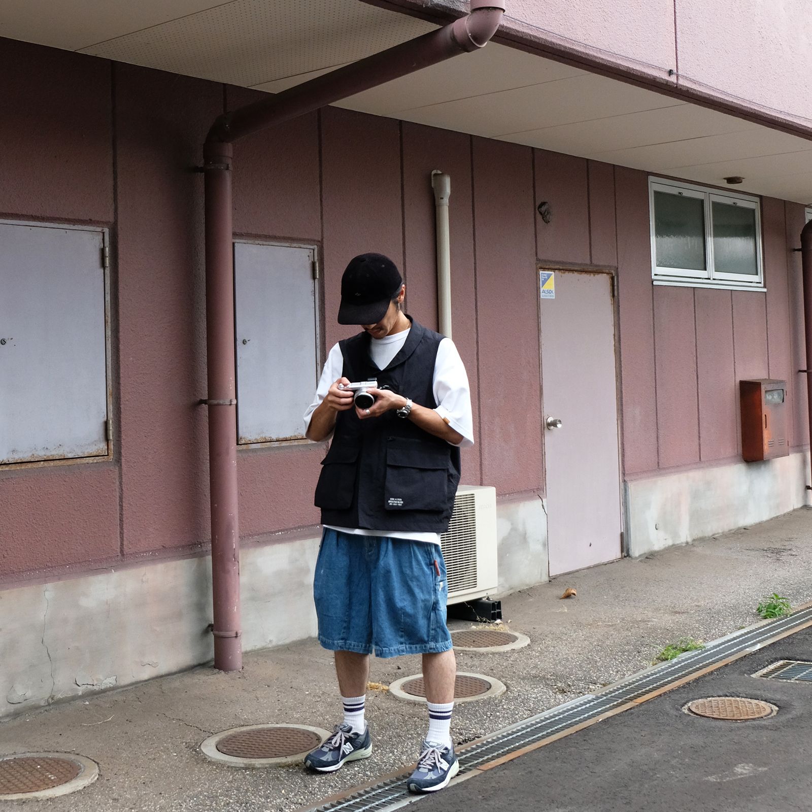 軽やかな半袖短パンスタイルに実用性をプラス