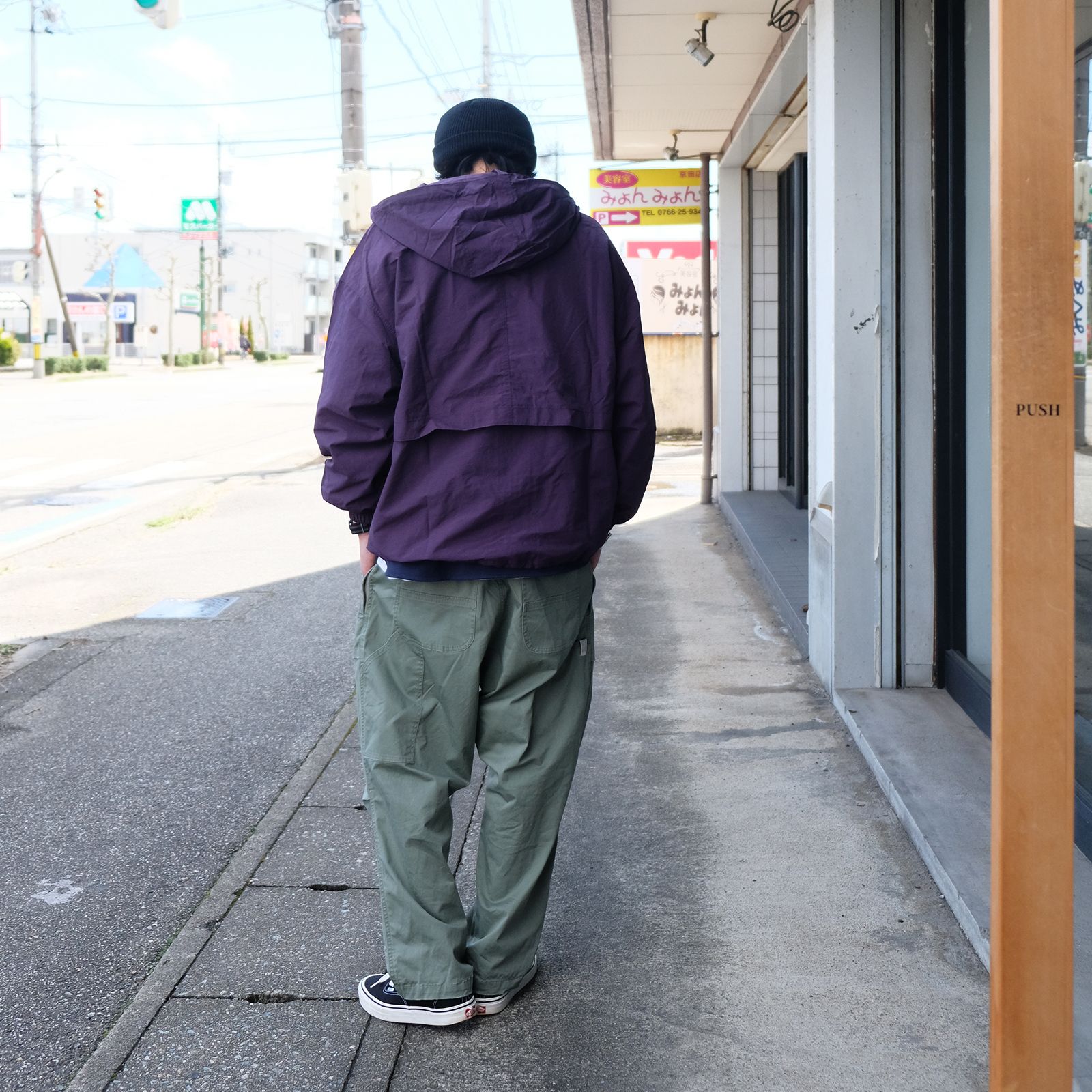 パープルのトップスにオリーブ系のパンツの相性は抜群