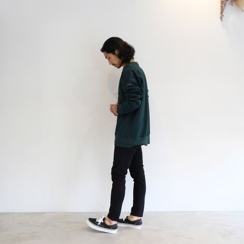 トレーナー＋デニムをシュッとした印象で着こなす