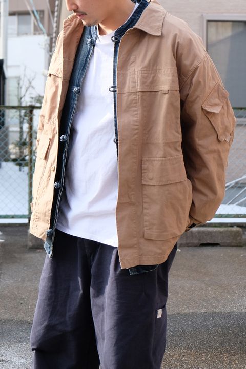 ミリタリージャケットにデニムジャケットをレイヤード