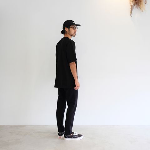 気取り過ぎず快適に過ごすオールブラックコーデ