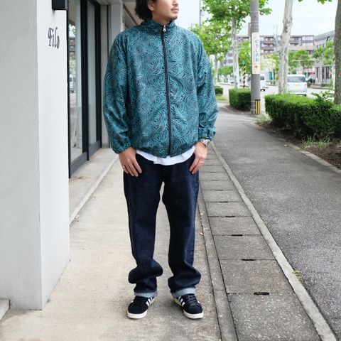 CALEEの総柄トラックジャケットをシンプルにカジュアルスタイルに落としこみました