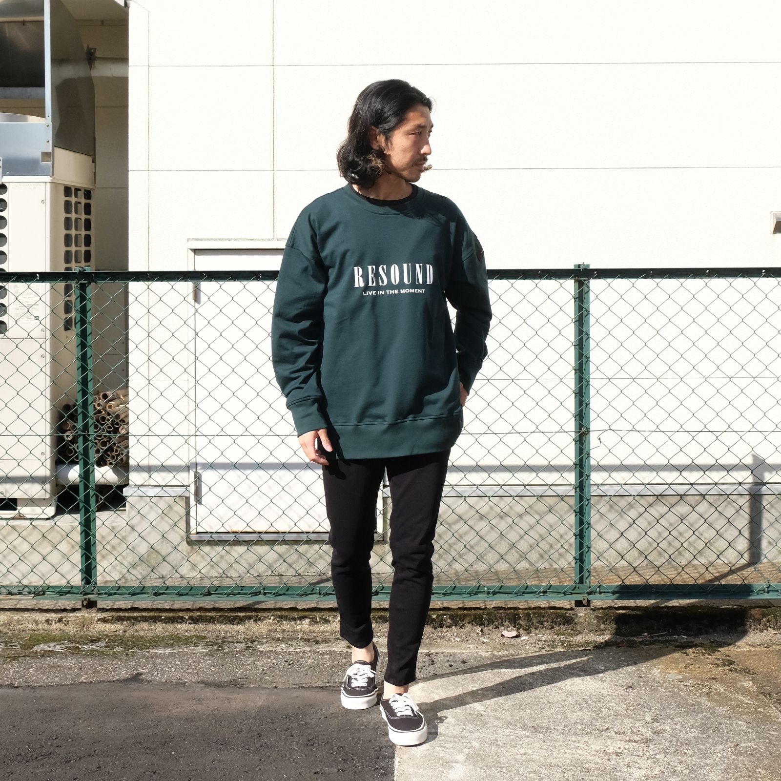 トレーナー＋デニムをシュッとした印象で着こなす