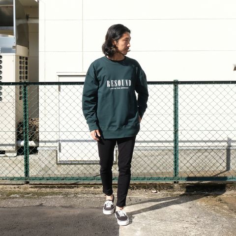 トレーナー＋デニムをシュッとした印象で着こなす