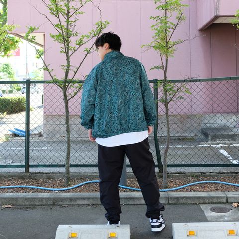 ストリートに馴染むトラックスーツスタイル