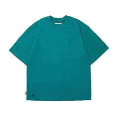 鮮やかなグリーンカラーのTシャツをメインに