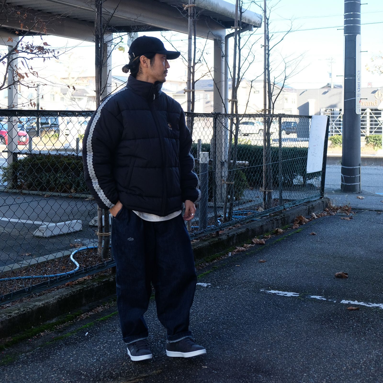 ワイドめなシルエットでまとめたパフジャケットスタイル