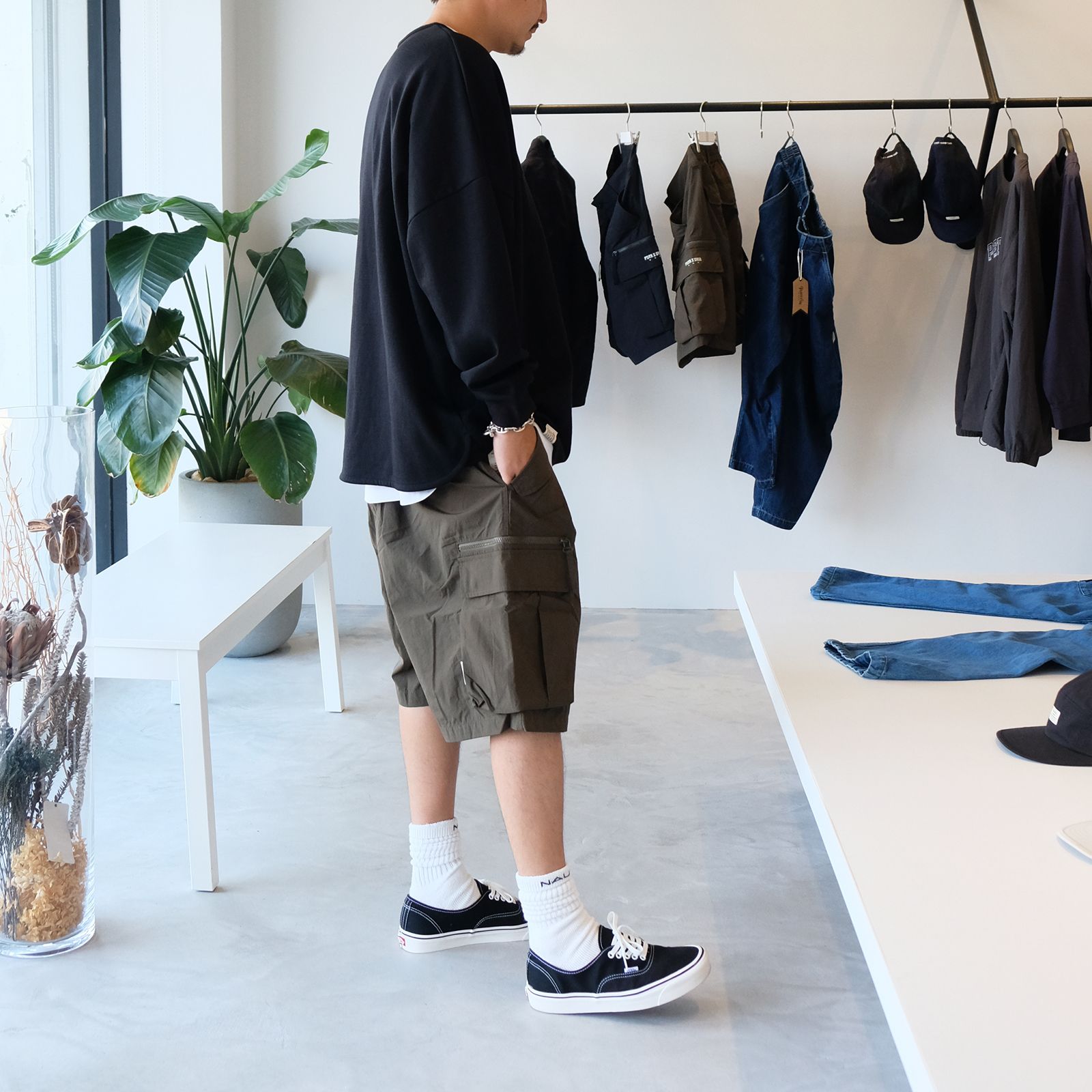 ロンTEEにカーゴショーツを合わせた秋の着こなし