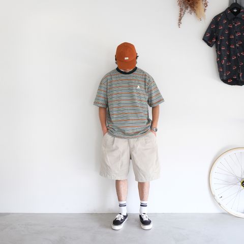 配色も絶妙なストライプTをメインに