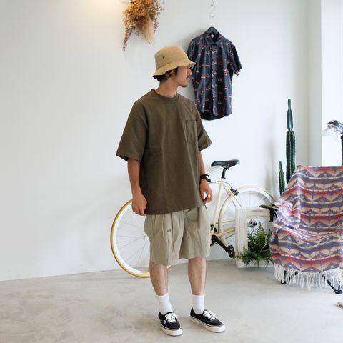 カーキ系の色味をメインに
