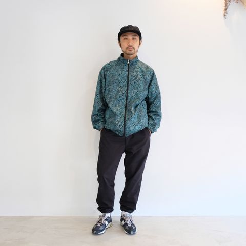 総柄トラックジャケットをメインとしたスポーティーでストリートな楽チンコーデ