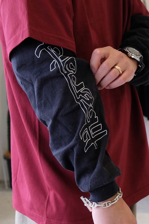 バーガンディーのTシャツで落ち着きある色使いを