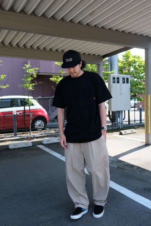 シルエットで楽しむTシャツ＋チノパンの着こなし