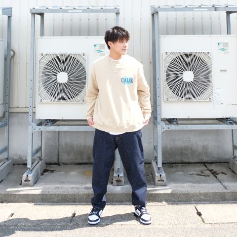 トップスのCALEEらしいデザインがポイントのカジュアルコーデ